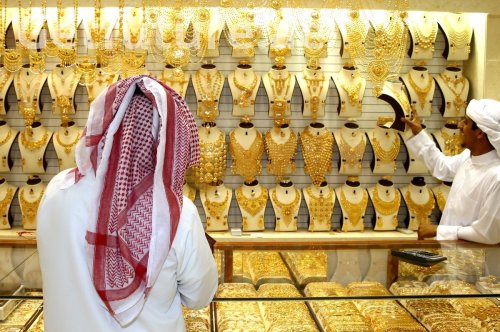دليل شراء الذهب في دبي: الأسعار الحية، الضرائب، والقواعد للمستثمرين والسياح
