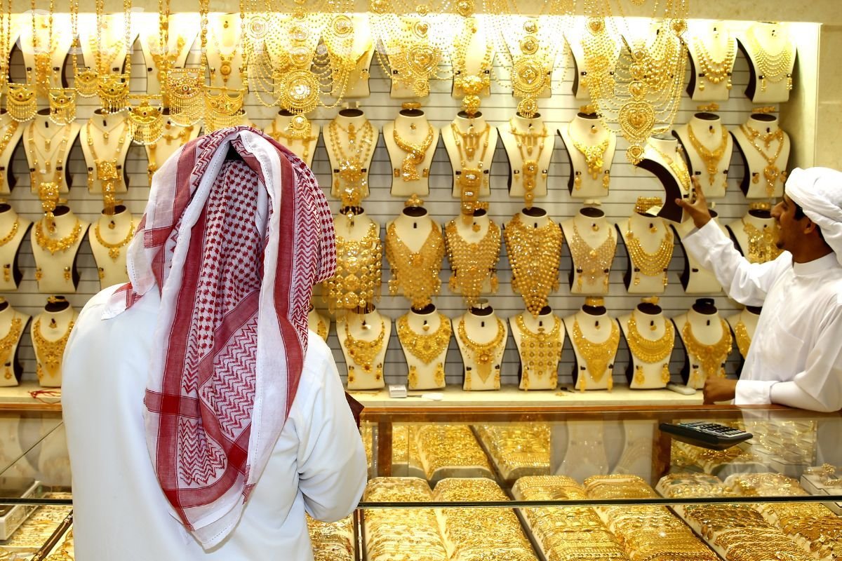 دليل شراء الذهب في دبي: الأسعار الحية، الضرائب، والقواعد للمستثمرين والسياح